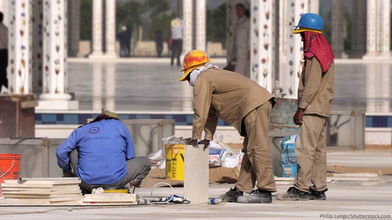 खाड़ी के भारतीय कामगारों के लिए दोनों छोर पर ख़तरा और बेरोज़गारी