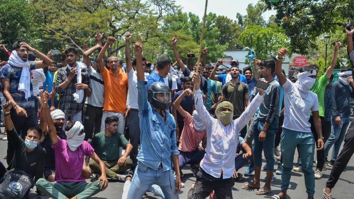 सैन्य भर्ती में भारत सरकार के हाल ही में हुए परिवर्तनों पर देश-भर मे व्यापक विरोध प्रदर्शन