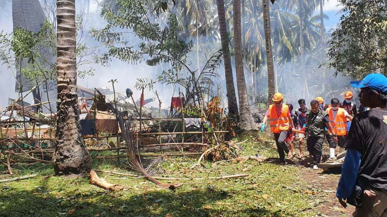 फिलीपींस सैन्य विमान दुर्घटना में 50 लोगों की मौत, दर्जनों घायल