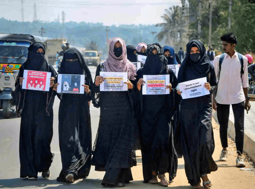 कर्नाटक हिजाब विवाद पर भारतीय उच्चतम न्यायालय बटीं, मामले की सुनवाई बड़ी बेंच करेगी