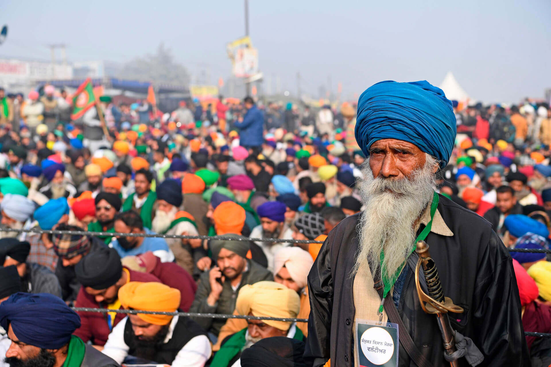 विवादास्पद कानूनों को रद्द करने के हफ्तों बाद भारतीय किसानों ने विरोध प्रदर्शन बंद किया