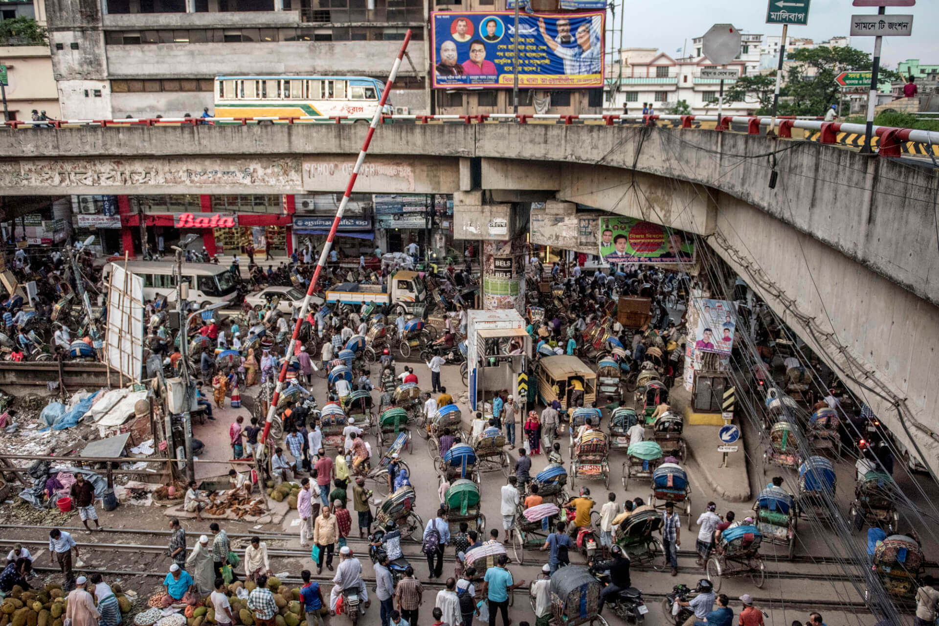 बांग्लादेश ने विदेशी भंडार में गिरावट के चलते आईएमएफ से 4.5 बिलियन डॉलर क़र्ज़ की मांग की